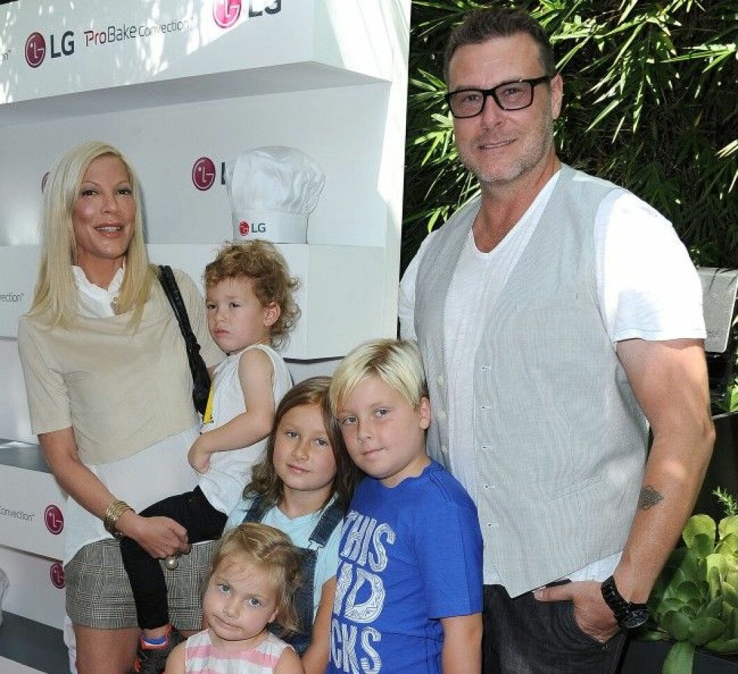 Tori Spelling och Dean McDermott har fyra barn tillsammans. Foto: All Over Press Tori Spelling, Dean McDermott and family at the LG Fam-to-Table Series: ProBake Edition Event at The Washbow on August 22, 2015 in Culver City, California, USA. Photo by Scott Kirkland/PictureGroup Pictured: Tori Spelling, Dean McDermott and family Ref: SPL1107980 220815 Picture by: PG / Splash News Splash News and Pictures Los Angeles:310-821-2666 New York: 212-619-2666 London: 870-934-2666 photodesk@splashnews.com