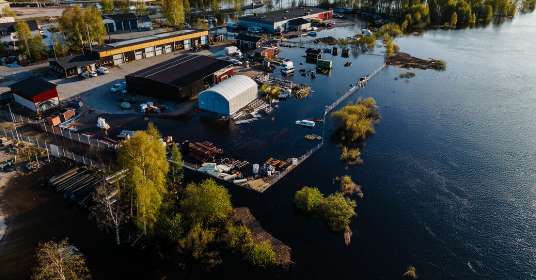 Torne älv har svämmat över i Övertorneå. Bild från den 21 maj. Extrema vattenflödena i Torneälven minskar