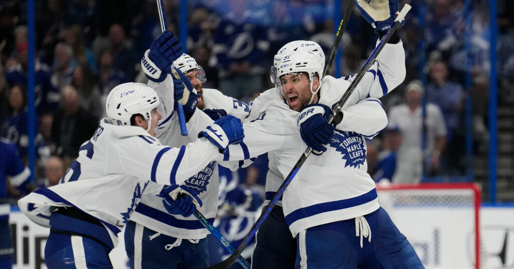 Torontos John Tavares firar segermålet. Toronto och Edmonton vidare i Stanley Cup