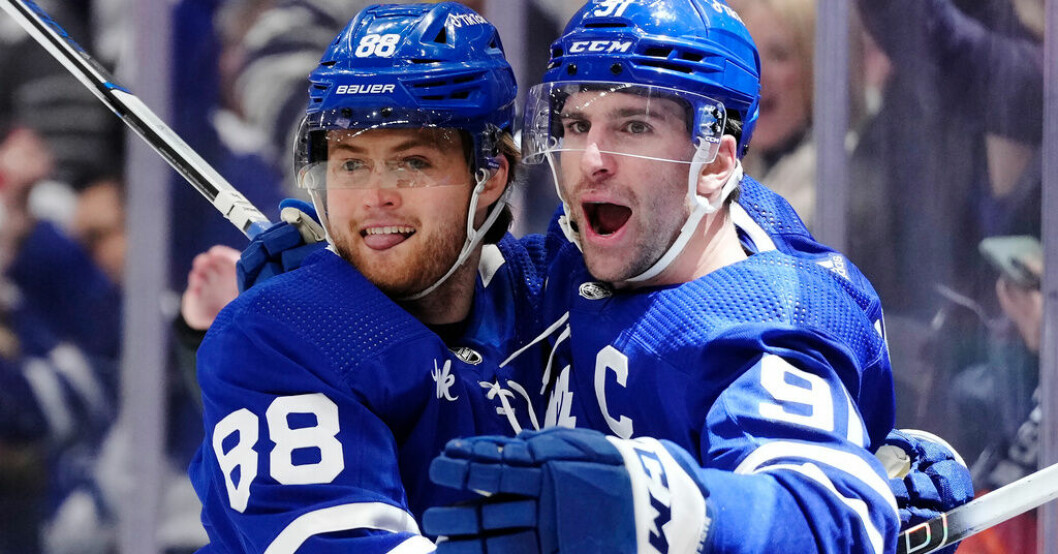 Torontos tremålsskytt John Tavares firar med ettmålsskytten William Nylander. Toronto besegrade Tampa Bay med 7–2 i den andra matchen mellan lagen i första slutspelsrundan i Stanley Cup. Toronto tvärvände mot Tampa Bay