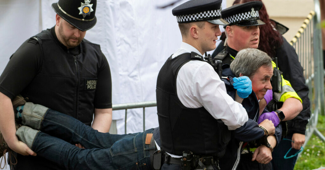 Totalt greps ett sextiotal personer under kröningsdagen. Här tar polisen en medlem av miljögruppen Just stop oil under en demonstration före kröningen i lördags. Brittisk polis beklagar gripanden före kröning