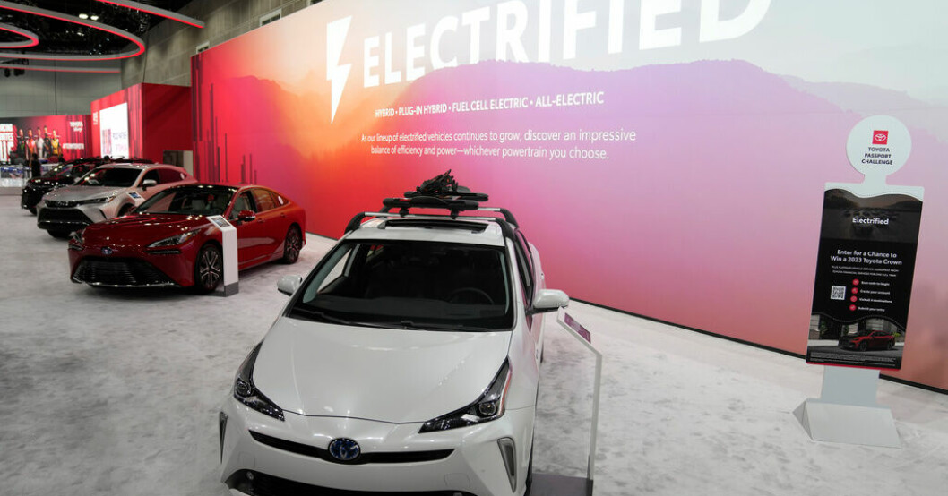 Toyotamodeller visas upp vid bilmässan i Los Angeles förra året. Arkivbild. Toyota spår ökad försäljning
