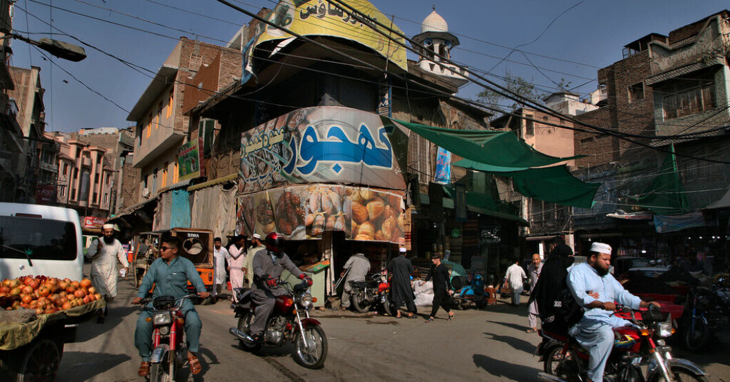 Trafik i centrala Peshawar, huvudstad i den nordvästra pakistanska provinsen Khyber Pakhtunkhwa, som gränsar mot Afghanistan. Arkivbild. Man lynchad i Pakistan