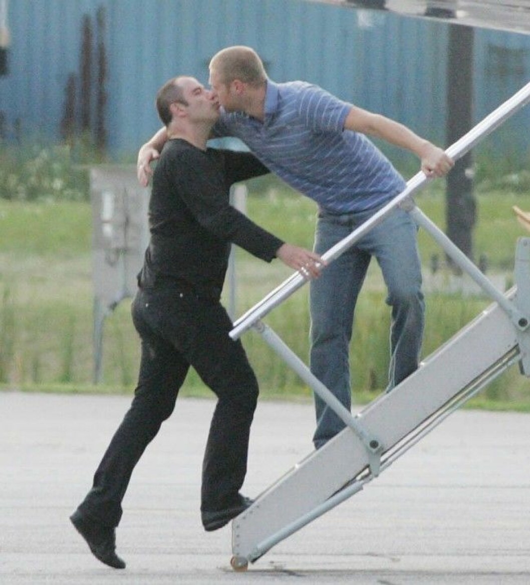 Jeff och John kysser varandra innan flygturen. Foto: All Over Press