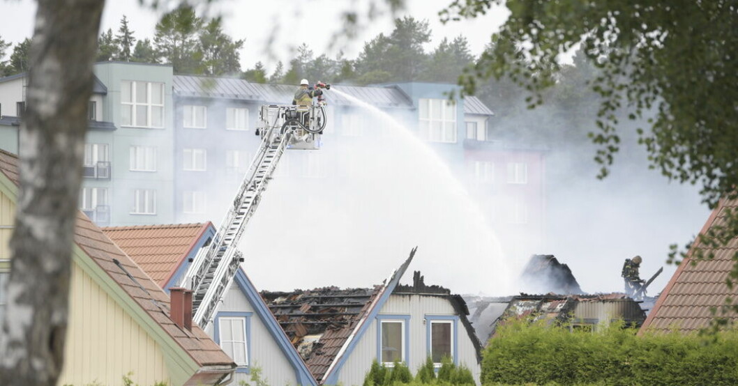 Tre hus i en radhuslänga i västra Stockholm har förstörts i en brand. Tre radhus förstörda i brand – startade i elbil