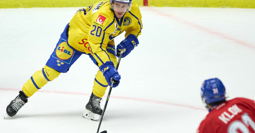 Tre Kronors forward André Petersson, här i torsdagens match mot Tjeckien, tvingades bryta mötet med Schweiz på lördagen med smärtor i knäet. Arkivbild. Hallam om stjärnans skada: "Var ändå på isen"