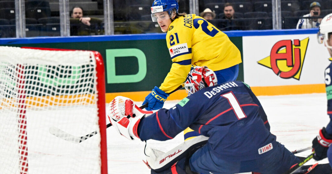 Tre Kronors Leo Carlsson blev tvåmålsskytt i senaste matchen mot USA. Nya mål från den 18-årige talangen i kvartsfinalen mot Lettland? Guide: Tre Kronors VM-kvartsfinal mot Lettland