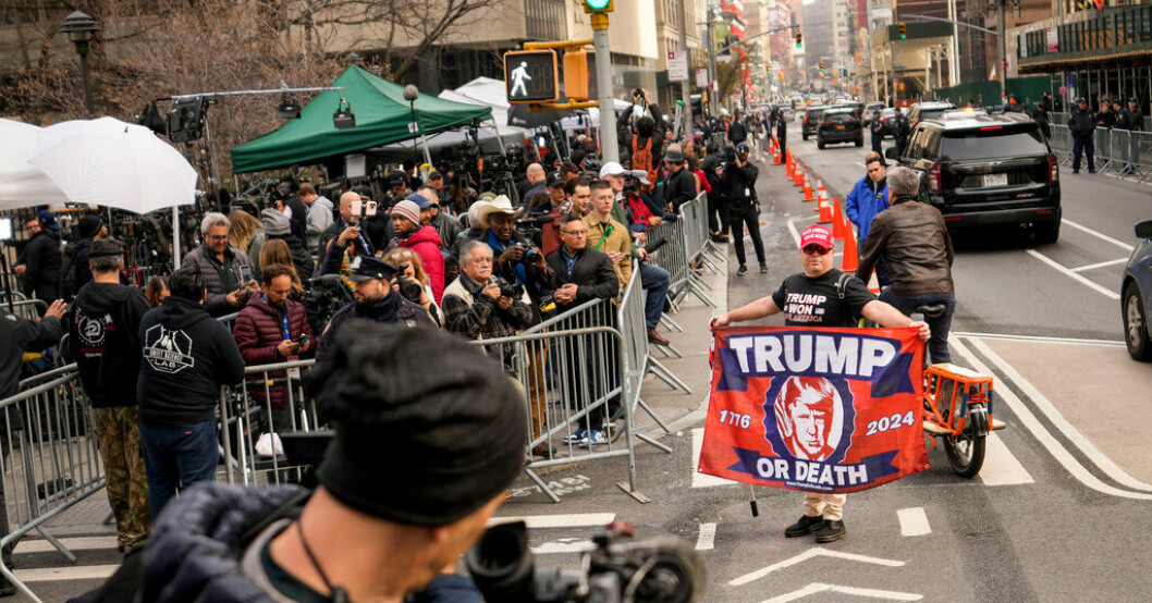 Trumpanhängare utanför domstolen på Manhattan. Oväntat lugnt när Trump kom till rätten