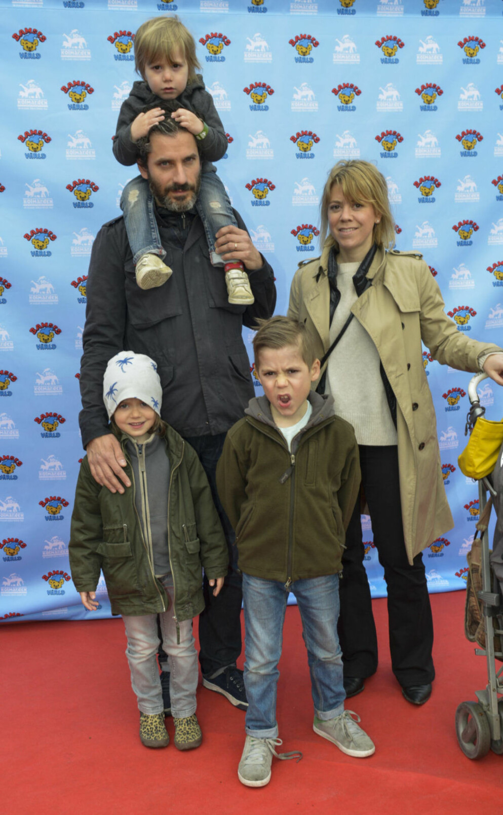 Jeans Lapidus med familj på röda mattan. Jens Lapidus med familj.