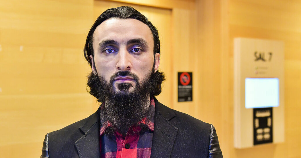 Tumso Abdurachmanov utanför säkerhetssalen i Attunda tingsrätt där rättegången om mordförsöket på honom hölls. Arkivbild. Tjetjensk regimkritiker lever – hålls gömd