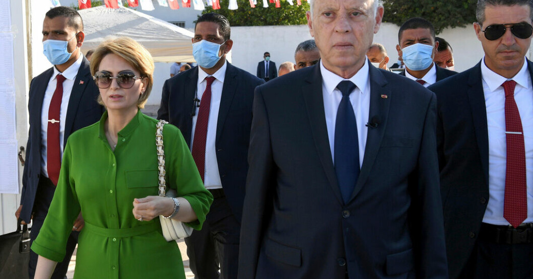 Tunisienledare hyllar tryckfrihet med bokstopp