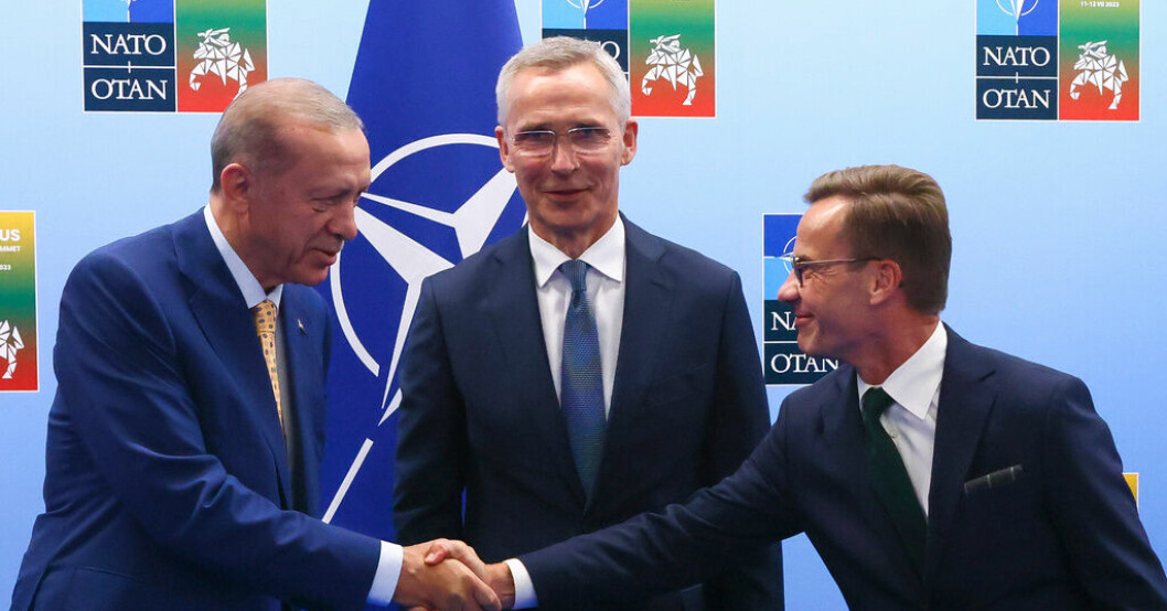 Turkiets president Recep Tayyip Erdogan och statsminister Ulf Kristersson skakar hand inför mötet de emellan i Vilnius. Kristersson: En bra dag för Sverige