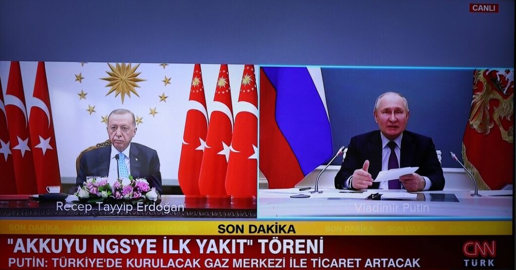Turkiets president Recep Tayyip Erdogan till vänster och Rysslands president Vladimir Putin möttes virtuellt på torsdag. Medier konstaterade att Edogan som fick avbryta en tv-intervju i tisdags på grund av magproblem, såg tärd ut. Putin hyllar Erdogan inför turkiska valet