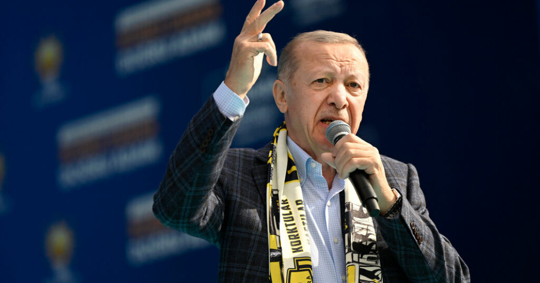 Turkiets president Recep Tayyip Erdogan under ett valmöte i Ankara två veckor före valet. Hans budskap får stort utrymme i landets medier. Erdogan vinner mediekriget – men inte väljarna