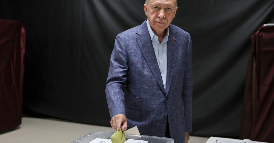 Rösterna räknas i turkiska ödesvalet