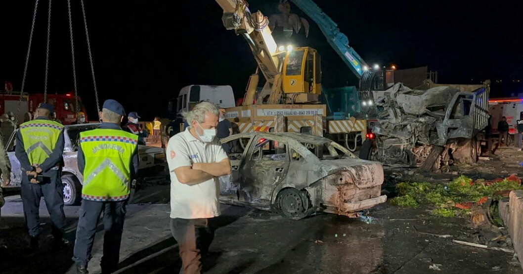 Turkisk polis på olycksplatsen på söndagen. Många döda i svår trafikolycka i Turkiet