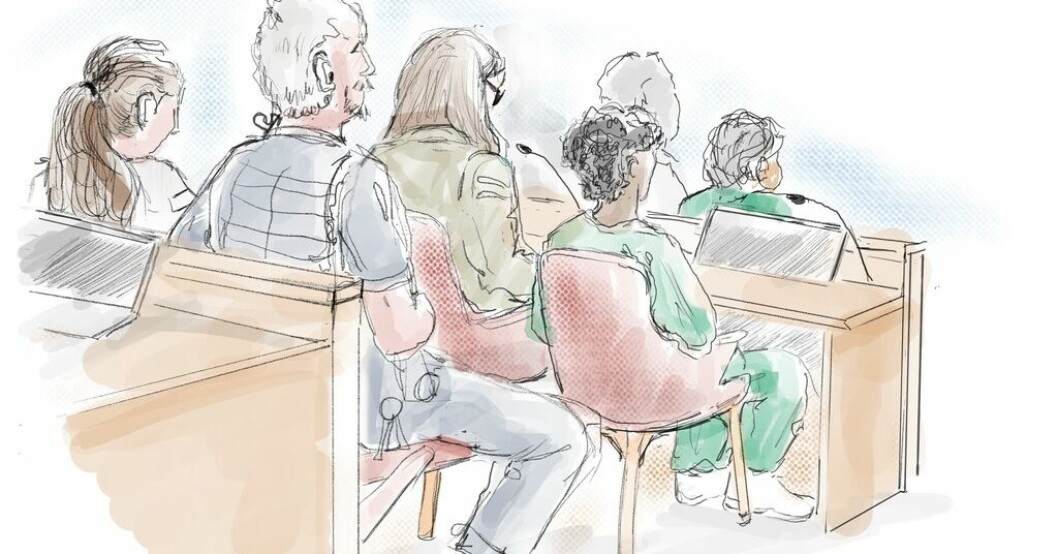 Två av de åtalade ungdomarna och deras advokater samt säkerhetsvakter under förhandlingen i Attunda tingsrätt. Dom om trippla våldsdåd i blodig gängkonflikt