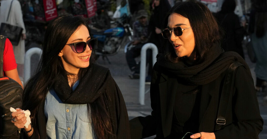 Två kvinnor promenerar i Tajrish-distriktet i norra Teheran utan hijab. Kamp att slippa slöjan fortsätter – trots hot