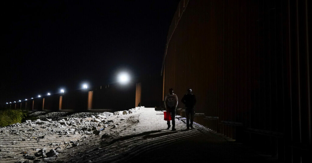 Två män närmar sig staketet längs gränsen mellan Mexiko och den amerikanska delstaten Arizona. Arkivbild. Mexiko: 113 kidnappade migranter räddade