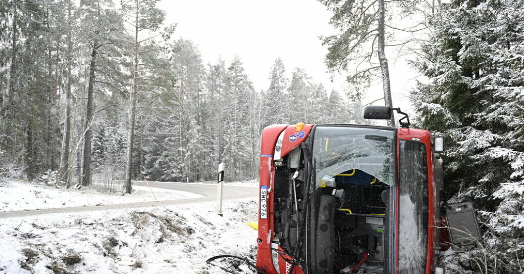 Två personer ska ha fått lindriga skador. Buss välte – två skadade