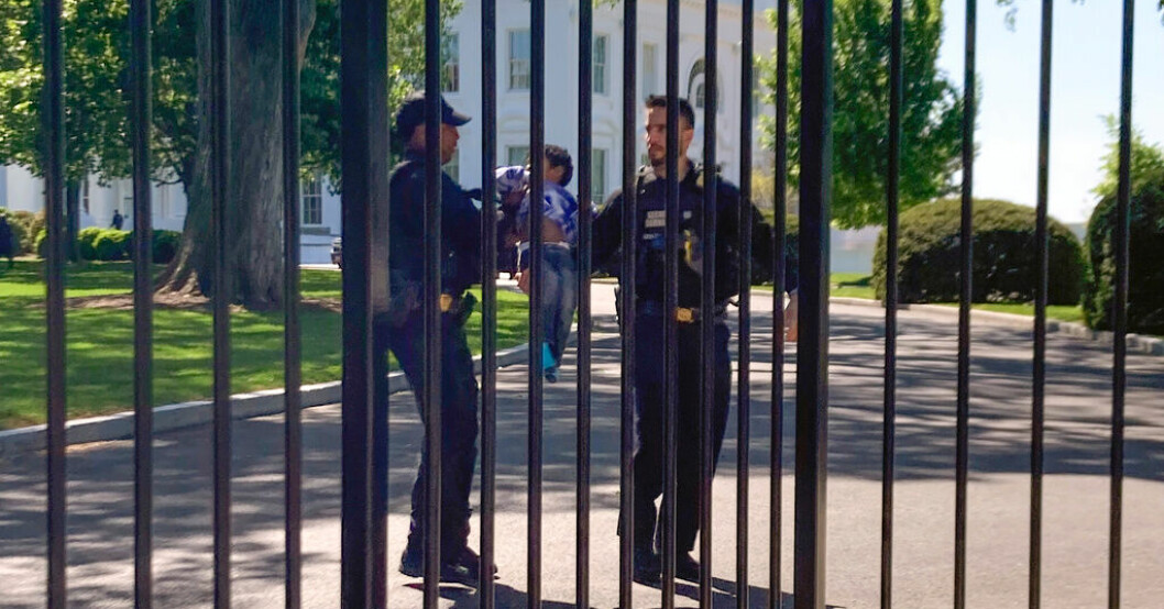 Två Secret Service-poliser återbördar en liten pojke föräldrarna som väntar på Pennsylvania Avenue i Washington|DC. Den lille hade lyckats klämma sig igenom Vita husets stängsel. Litet barn klämde sig in i Vita husets område