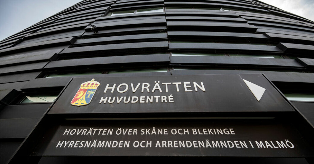 Två skånska poliser döms till ett års fängelse. Arkivbild. Fängelse för poliser som trängde in hos berusad