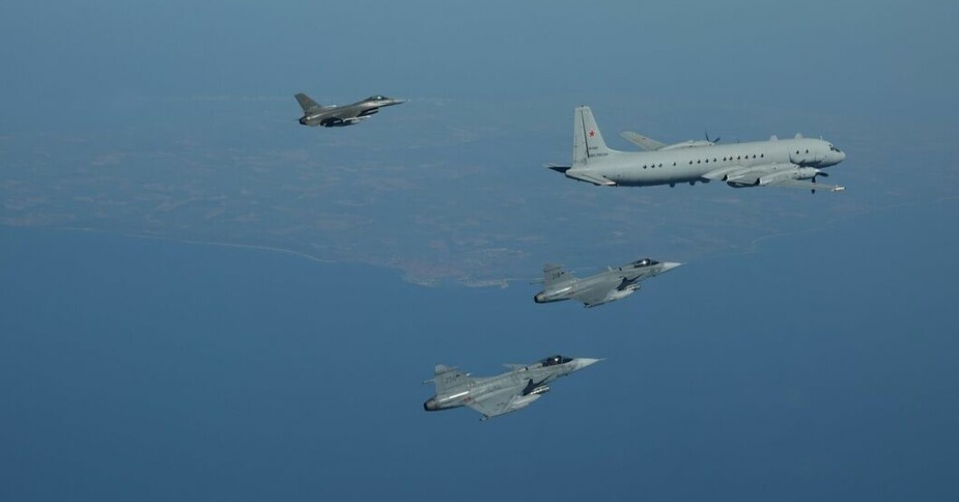 Två svenska Jas 39 Gripen och två danska F-16 Fighting Falcon följde ett ryskt militärt flygplan av typen IL-20 Coot-A i luftrummet över Östersjön. Svensk-dansk insats mot ryskt plan