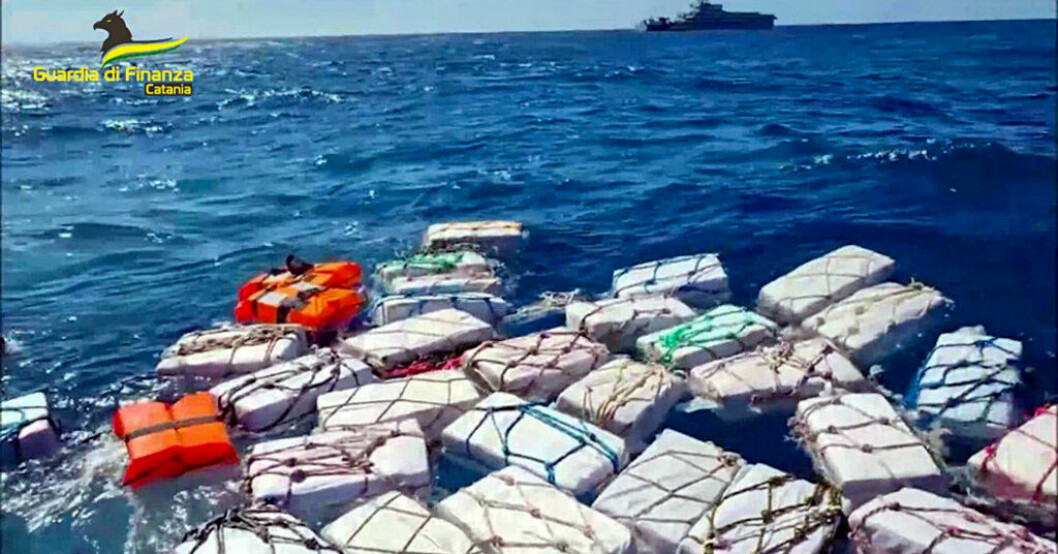 Två ton kokain som flöt i vattnen utanför Sicilien har beslagtagits av den italienska specialpolisen Guardia di Finanza. Rekordbeslag av kokain utanför Italiens kust