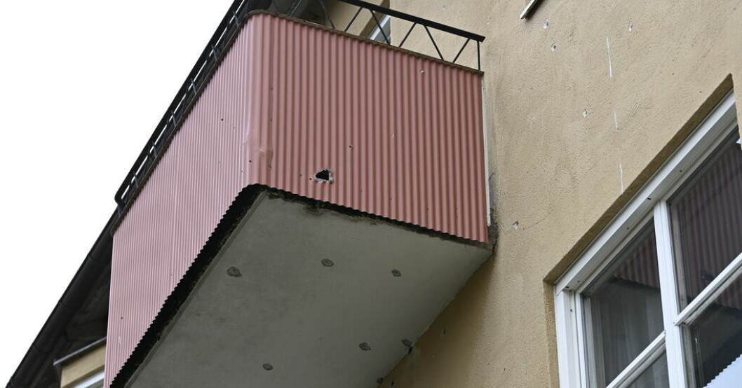 Två tonårspojkar döms för två mordförsök efter att ha skjutit mot lägenheter i Gubbängen i slutet av december förra året. Arkivbild Skärpta straff för mordförsök i södra Stockholm