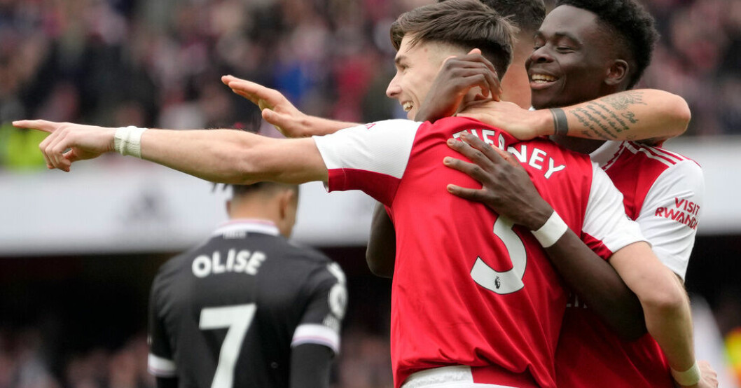 Tvåmålsskytten Bukayo Saka, till höger, firar en av sina fullträffar mot Crystal Palace tillsammans med lagkamraterna i Arsenal. Arsenal körde över Palace – åtta poäng före City