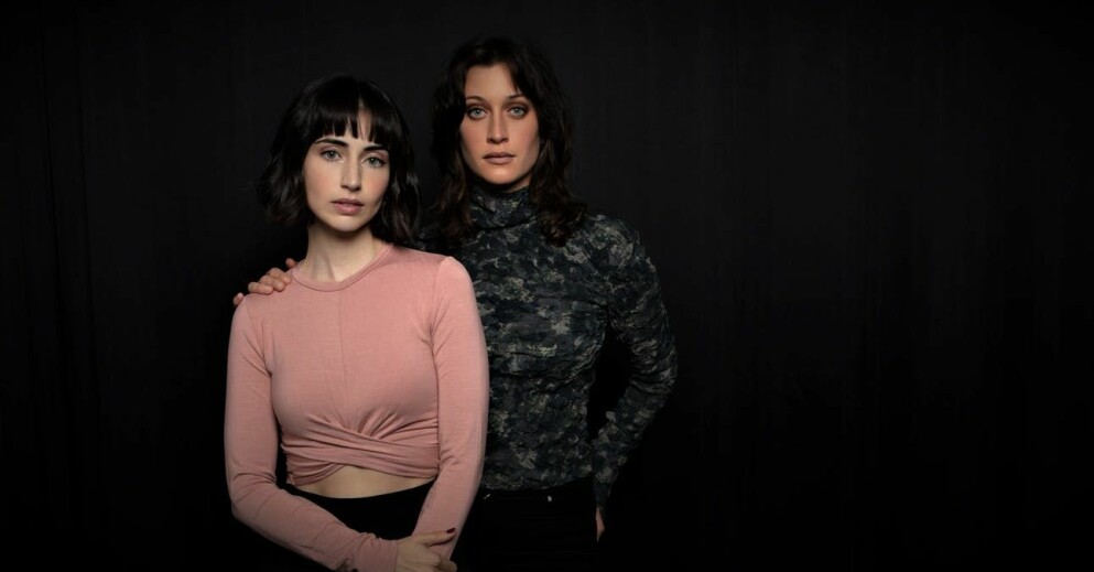 Dilan Gwyn och Julia Ragnarsson. Dilan Gwyn och Julia Ragnarsson i Två systrar