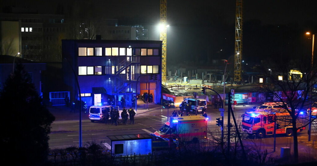 Tysk polis och räddningstjänst vid den plats där skottlossning ägt rum på torsdagskvällen. Flera döda i skottlossning i Hamburg