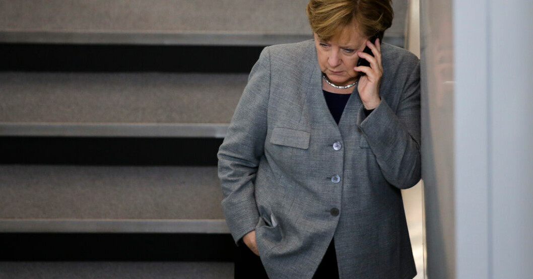 Tysklands före detta förbundskansler Angela Merkel under ett annat telefonsamtal. Bild från Berlin 2017. Ökända ryska busringare lurade Angela Merkel