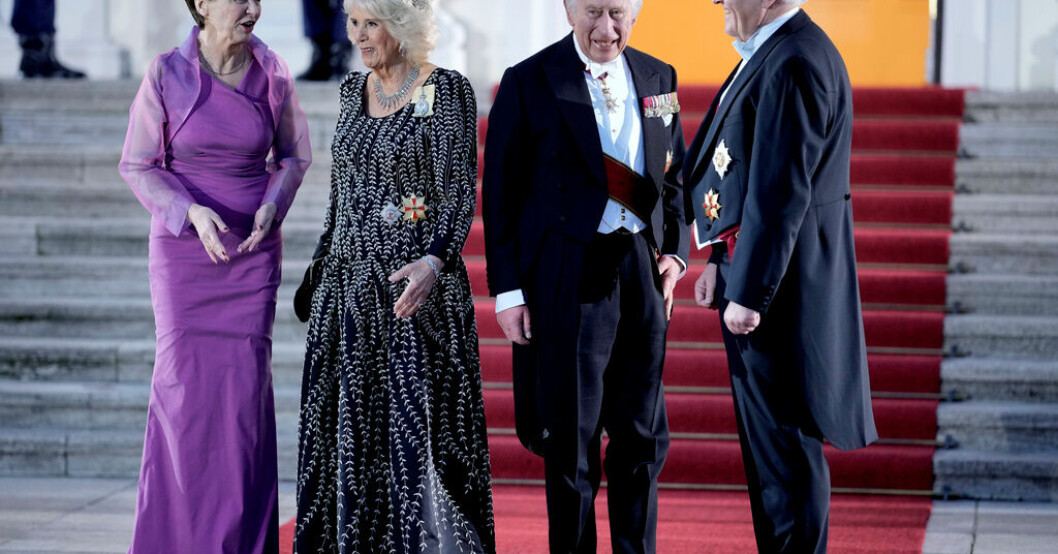 Tysklands president Frank-Walter Steinmeier, till höger och hans hustru Elke Buedenbender, längst till vänster. Emellan dem, Storbritanniens kung Charles och drottninggemålen Camilla. Kung Charles i Tyskland: Enade med Ukraina