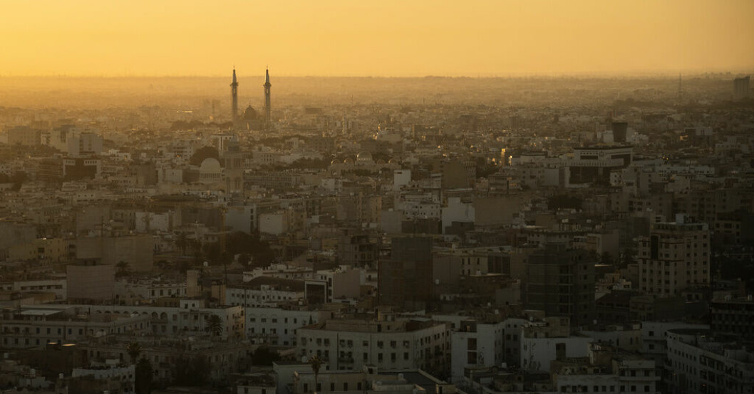 UD avråder fortfarande från resor till Libyen. Här går solen upp över huvudstaden Tripoli. Arkivbild. UD ändrar avrådan för Libyenresor