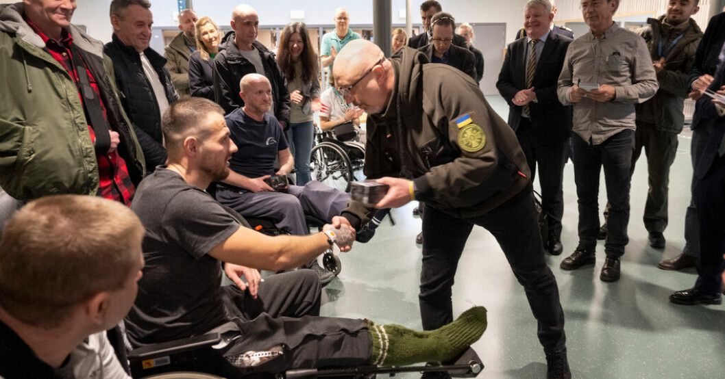 Ukrainas försvarsminister Oleksij Reznikov besöker ukrainska soldater som får rehab utanför Stockholm. Skadade ukrainska soldater fick ministerbesök