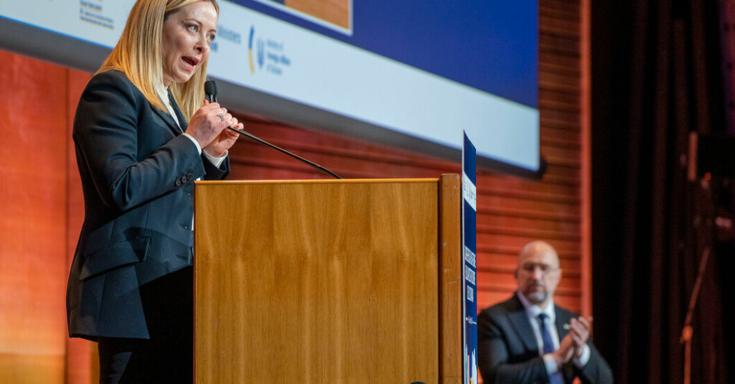 Ukrainas premiärminister Denys Sjmyhal applåderar Italiens premiärminister Giorgia Meloni under ett tal i Rom i samband med en konferens om återuppbygganden av Ukraina. Meloni: Skynda på Ukrainas inträde i EU