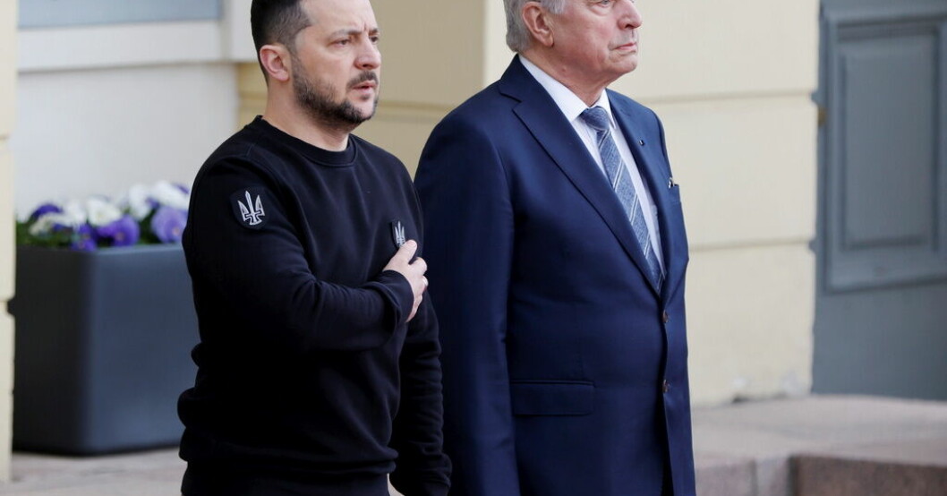 Ukrainas president Volodymyr Zelenskyj gör ett officiellt besök i Finland och välkomnas av Finlands president Sauli Niinistö utanför presidentens slott i Helsingfors. Zelenskyj på blixtvisit i Helsingfors