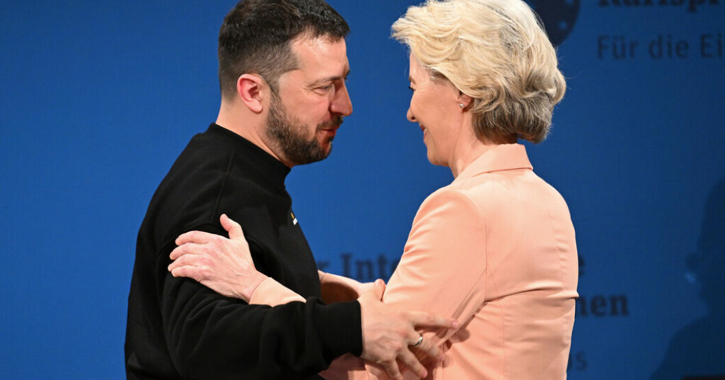 Ukrainas president Volodymyr Zelenskyj och EU-kommissionens ledare Ursula von der Leyen omfamnar varandra under en ceremoni i tyska Aachen där han tilldelas det prestigefyllda Karlspriset. Prestigefyllt Europapris tilldelat Zelenskyj