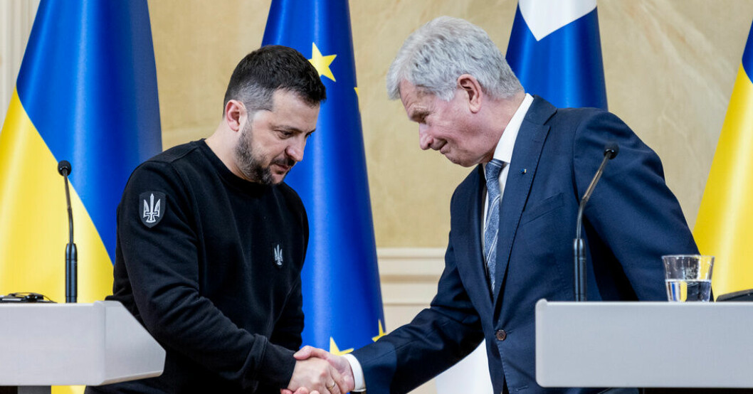 Ukrainas president Volodymyr Zelenskyj och Finlands president Sauli Niinistö under en presskonferens i presidentens slott i Helsingfors. Zelenskyj i Finland: Skynda på stöd