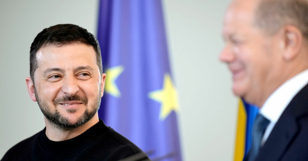 Ukrainas president Volodymyr Zelenskyj och Tysklands förbundskansler Olaf Scholz i Berlin. Zelenskyj till Paris – hämtas av franskt plan
