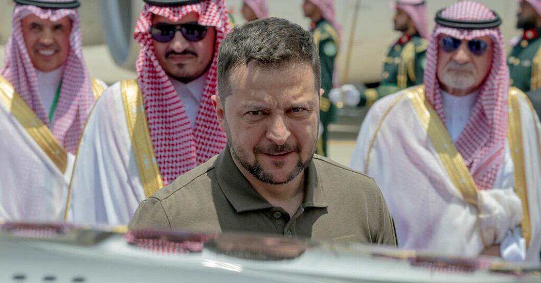 Ukrainas president Volodymyr Zelenskyj på Jiddas flygplats. Zelenskyj: Arabländer blundar för ryska angrepp