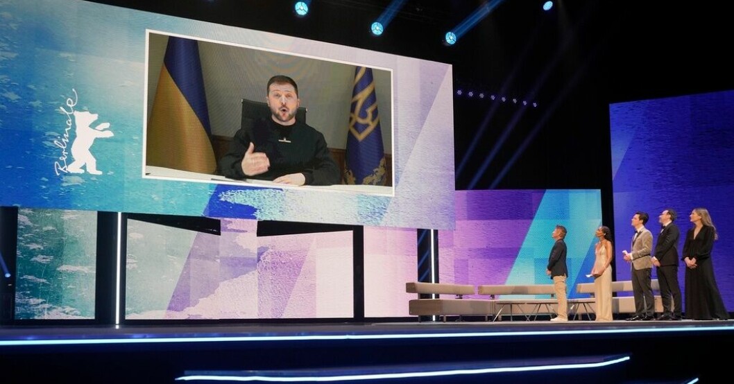 Ukrainas president Volodymyr Zelenskyj talar via videolänk vid öppnandet av Berlins filmfestival. Zelenskyj och Penn öppnar Berlins filmfestival