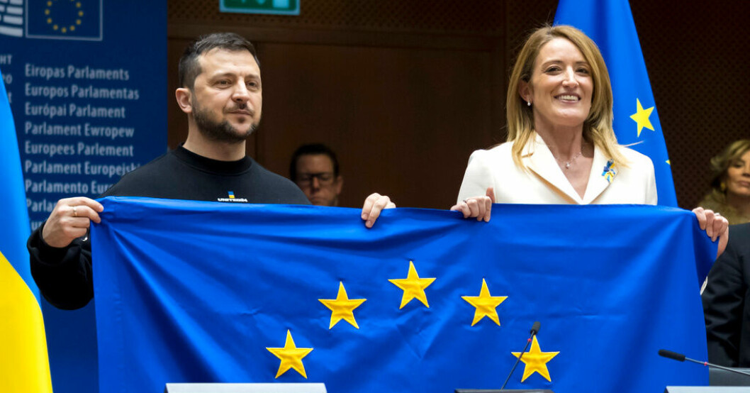 Ukrainas president Volodymyr Zelenskyj tillsammans med EU-parlamentets talman Roberta Metsola i EU-parlamentet i februari. Arkivbild. Optimism om ukrainskt EU-medlemskap