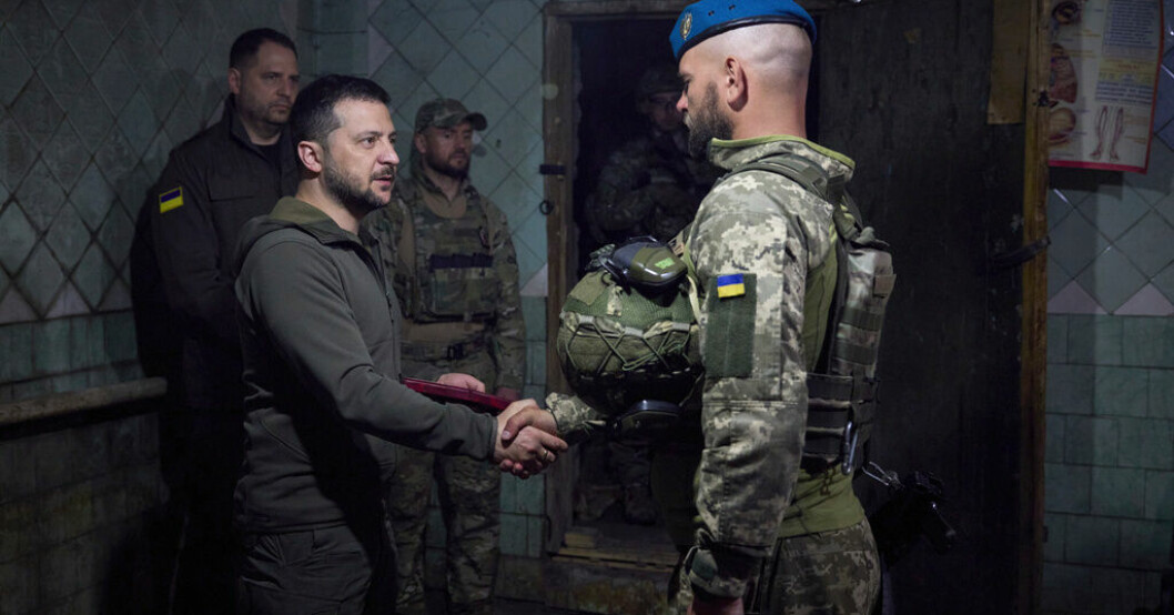 Ukrainas president Volodymyr Zelenskyj träffar marinsoldater vid fronten i Donetsk. Zelenskyj besöker fronten