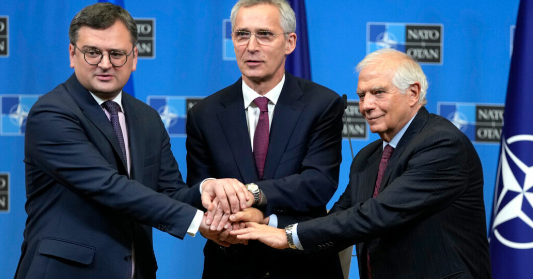 Ukrainas utrikesminister Dmytro Kuleba, Natos generalsekreterare Jens Stoltenberg och EU:s utrikeschef Josep Borrell efter tisdagens gemensamma presskonferens i Bryssel. Kinastöd till Kreml oroar i väst