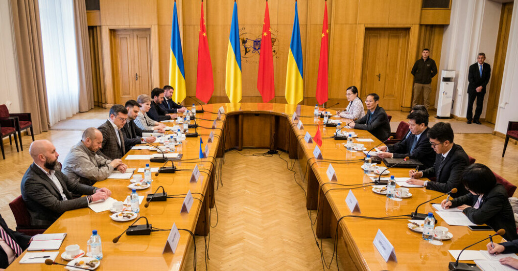 Ukrainas utrikesminister Dmytro Kuleba och Kinas särskilda sändebud Li Hui under det två dagar långa mötet i Kiev. Kina: Har träffat Zelenskyj i Kiev