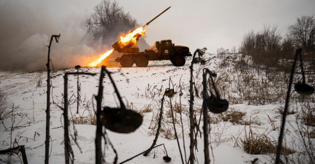 Ukrainsk militär avfyrar raketer mot ryska styrkor i Charkivprovinsen. Arkivbild. Zelenskyj: Smärtsamt slag om Donbass