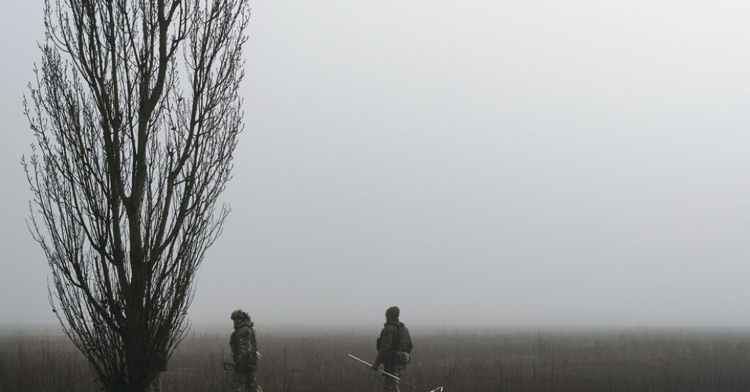 Ukrainsk militär söker efter minor nära Cherson i början av februari. Arkivbild. Ukraina: Dödligt angrepp under Putins tal