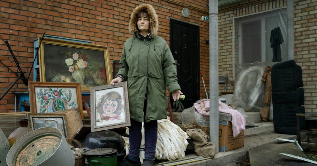 Ukrainska Natalia Perekhzestenko går igenom sina saker i det skadade huset i Butja. Nu byggs Butja upp: "Vi befann oss i helvetet"